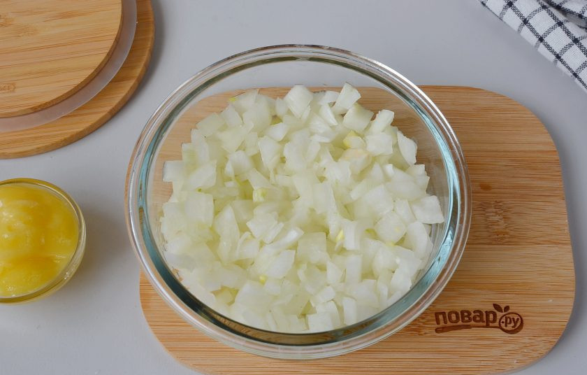 1. Этап. Репчатый лук от кашля: Выложите лук в стеклянную тару с плотной крышкой.