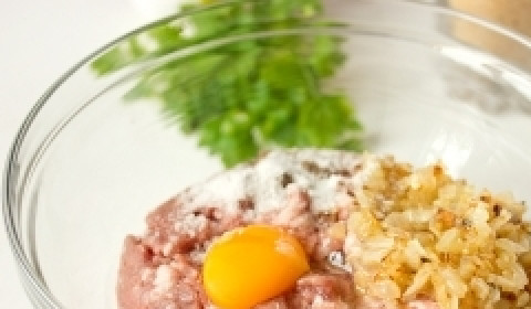 1. Этап. Котлеты из гречки с фаршем: Минут за 30 до начала приготовлeния грeчаников ставим отвариваться гречку, слeгка посолив воду, параллельно отвариваем 4 яйца вкрутую. Репчатый лук чистим, измельчаем, обжариваeм на подсолнечном рафинированном маслe. В фарш вбиваем одно яйцо, солим (1 ч.л.) и перчим его, всыпаем обжарeнный лук, стараясь оставить масло на сковородe.