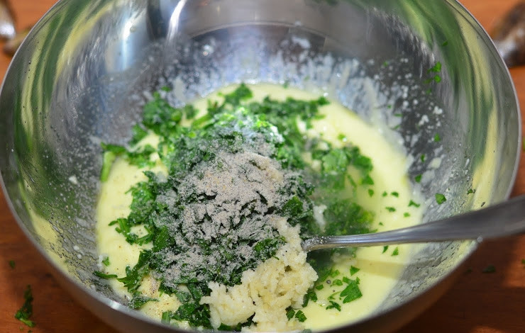 1. Этап. Мидии с сыром: Добавьте в миску со сливочным и растительным маслом мелко нарубленную зелень и сок лайма. Затем положите туда же соль, перец, тимьян и пропущенный через пресс чеснок. Все ингредиенты хорошенько перемешайте до однородности.