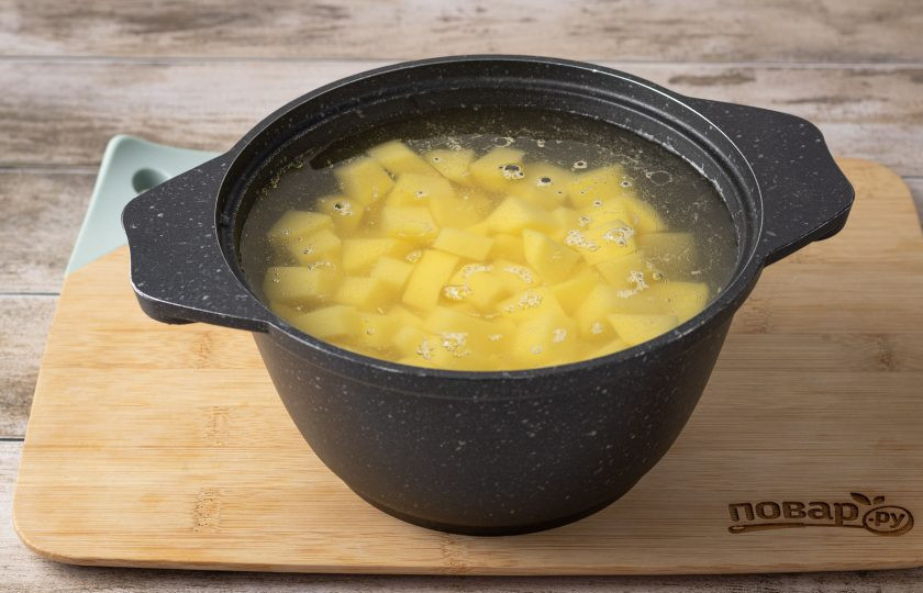 1. Этап. Картофельная запеканка с сосисками и грибами: Картофель помойте, очистите от кожуры и порежьте кубиками. Отварите до готовности.