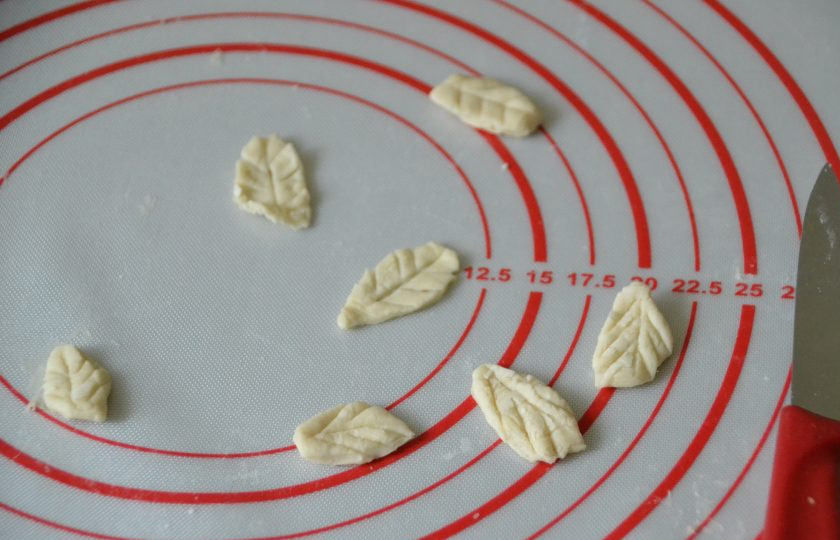 1. Этап. Яблоки в платочках: Из полоски теста вырежьте листочки, тупой стороной ножа нанесите прожилки, как у листьев.