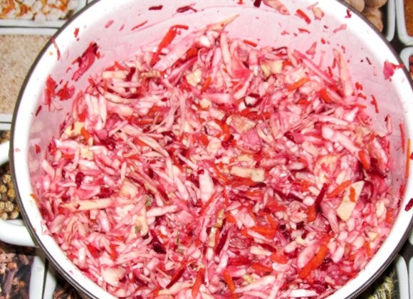 1. Этап. Капуста, квашенная со свеклой: 4. Тщательно перемешайте, разминая капусту руками. Она должна стать мягче и пустить сок.