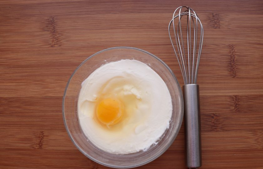 1. Этап. Рогалики с изюмом: Соедините сметану с яйцом.