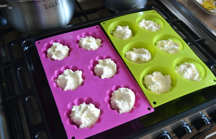 1. Этап. Творожники (рецепт классический) в духовке: Затем тесто разложите по силиконовым формочкам для запекания.