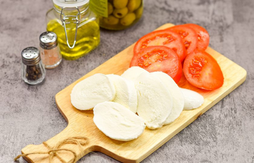 1. Этап. Закуска Итальяночка: Помидор ополосните и просушите, после нарежьте пластинами. Также нарежьте кружочками сыр моцарелла.