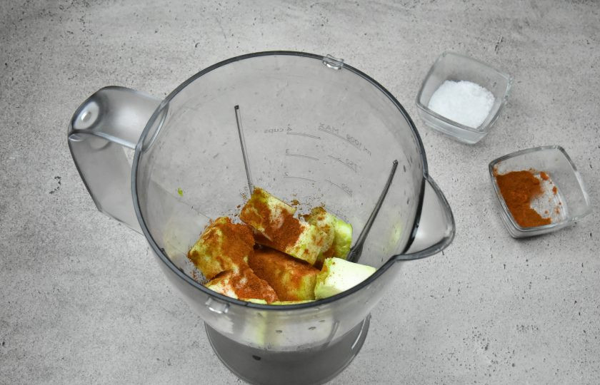 1. Этап. Черемша с салом на зиму: Для измельчения можно воспользоваться мясорубкой, блендером или кухонным комбайном. Сложите в емкость кусочки сала, всыпьте паприку.