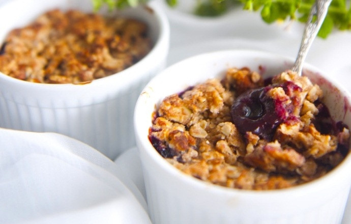 1. Этап. Вишнево-миндальный крамбл: 4. Выпекайте крамбл в разогретой до 180 градусов духовке в течение 10 минут.