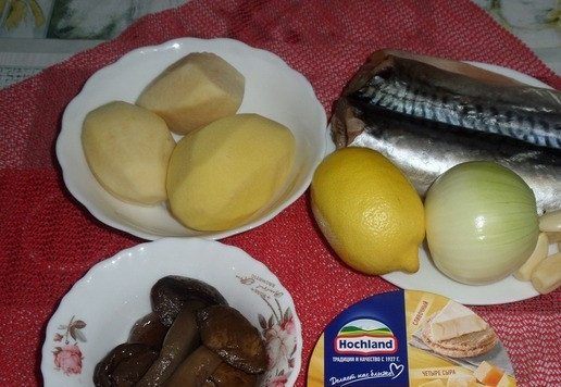 1. Этап. Запеченная скумбрия с овощами и сыром: Подготовим продукты. Очищаем и промываем рыбу, овощи и грибы. Включаем духовку для разогрева.