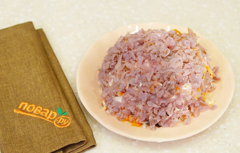 1. Этап. Новогодний салат Хрюшка: 8. Оставшийся натертый картофель, - следующий слой. У меня картофель розовый под цвет свиньи.