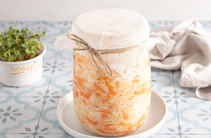 1. Этап. Квашеная капуста классическая в банке: Поставьте банку в тарелку с бортиками, а горлышко затяните марлей. Оставьте для ферментации на 3-4 дня при комнатной температуре. Каждый день дважды протыкайте капусту деревянной палочкой, чтобы выходили газы и она не горчила. Когда капуста будет устраивать вас по вкусу, закройте банку крышкой и уберите в холодное место (холодильник или погреб) на хранение.