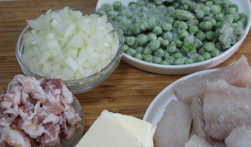 1. Этап. Минтай с зеленым горошком и беконом: Подготовить продукты- лук порезать кубиком, бекон порезать полосками, зеленый горошек не размораживать, филе порезать на не очень крупные куски.