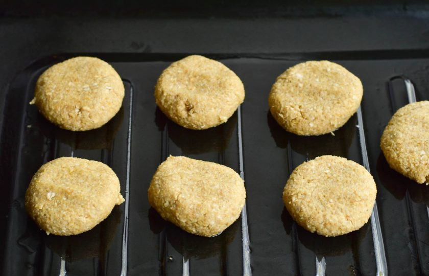 1. Этап. Овсяное песочное печенье: Из теста сформируйте печенье и выложите его на противень, который смажьте растительным маслом.