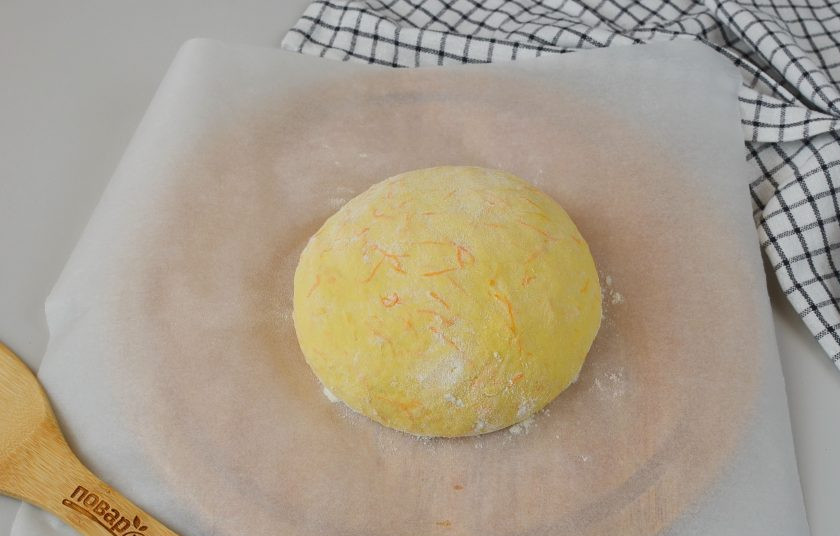 1. Этап. Хлеб с тыквой: Достаньте его из миски, замесите колобок.