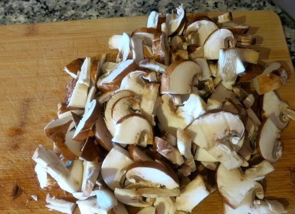 1. Этап. Американские стейки: Грибы порежьте ломтиками.