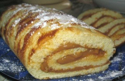 1. Этап. Рулет за 5 минут: Обрезаем некрасивые края рулета, посыпаем его сахарной пудрой и оставляем на какое-то время пропитаться, затем нарезаем рулет на ломтики и угощаемся. Приятного всем аппетита!