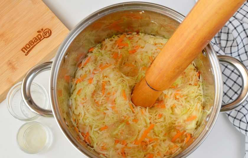 1. Этап. Квашеная капуста на зиму: Возьмите большую кастрюлю, перемешайте в ней капусту с морковью, укропом и солью. Помните капусту, руками или любым удобным предметом, я это делаю скалкой, чтобы она пустила сок.