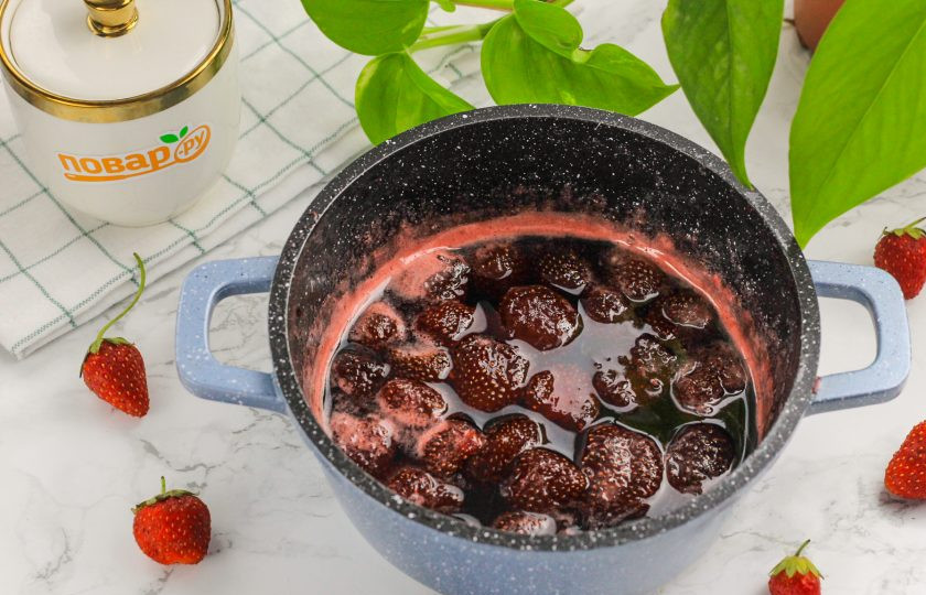 1. Этап. ПП варенье из клубники: После чего снова прогрейте 10 минут до кипения и проварите, выключите нагрев и остудите на холоде 1 час. Последний раз прогрейте варенье до кипения и проварите 10 минут. В это время простерилизуйте банку и крышку любым удобным для вас способом, если вы хотите его укупорить на зиму. По мере варки и охлаждения варенья будет становиться все меньше, ведь ягоды будут впитывать карамелизированный сок в себя.