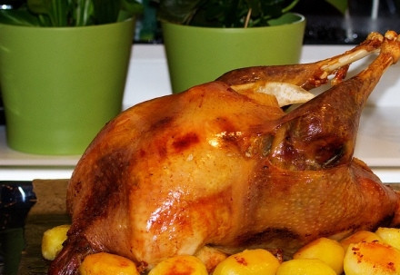 1. Этап. Индейка, фаршированная картофелем и грибами: Выкладываем индейку на противень, отправляем её в предварительно разогретую до 180 градусов духовку на 2.5 часа. Периодически поглядывайте в духовку и поливайте индейку соком. Чтобы индейка не подгорала, можно прикрыть ее фольгой, а в конце готовки снять фольгу и дать птице подрумяниться. За час до готовности выложите к птице оставшийся картофель. Готовую индейку подавайте к столу целиком.