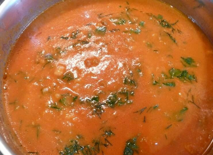 1. Этап. Томатный суп с фаршем: Выкладываем в суп фарш и предварительно отваренный рис. Довести до кипения и выключить. Зелень промыть, мелко порубить и добавить к супу. Готово!