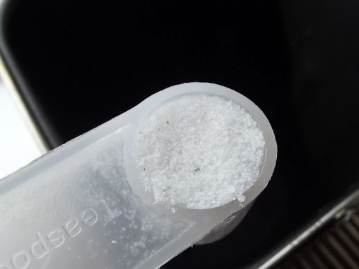 1. Этап. Тесто для пирожков в хлебопечке: Первым делом всыпаем в емкость хлебопечки сахар и соль.