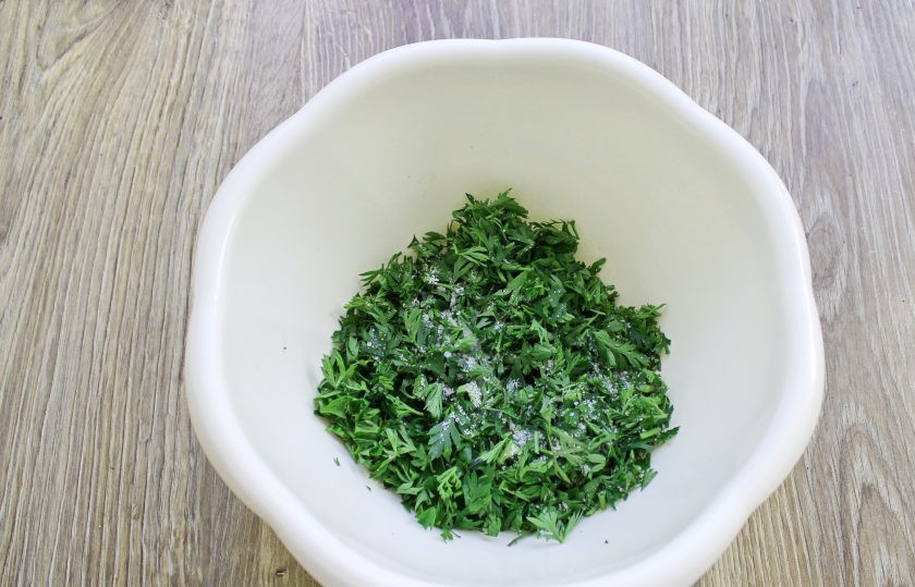 1. Этап. Морковная ботва на зиму: Третий способ — соление. Ботву моркови измельчите, всыпьте соль, все перемешайте.