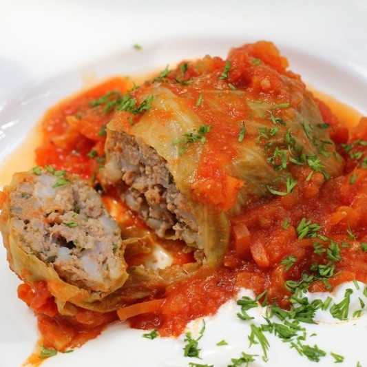 1. Этап. Голубцы с мясом: Добавляем томатную зажарку в кастрюлю с голубцами, тушим 30 минут, после чего накрываем крышкой и даем настояться еще 10-15 минут. Все, голубцы готовы! Приятного аппетита! ;)