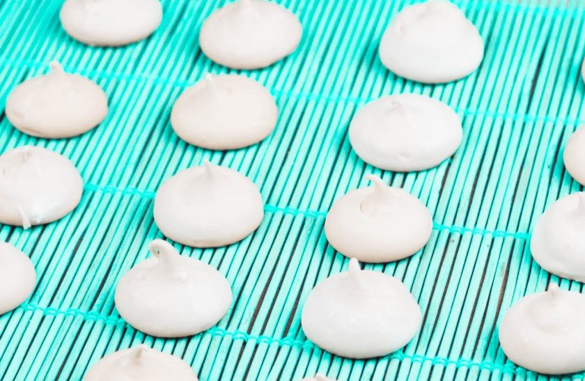 1. Этап. Малышки-безе: 4. Отправьте безе в разогретую до 100 градусов духовку на 1-2 часа (пеките до легкой золотистой корочки), после чего выключите духовку и оставьте в ней десерт до полного остывания. Приятного аппетита!