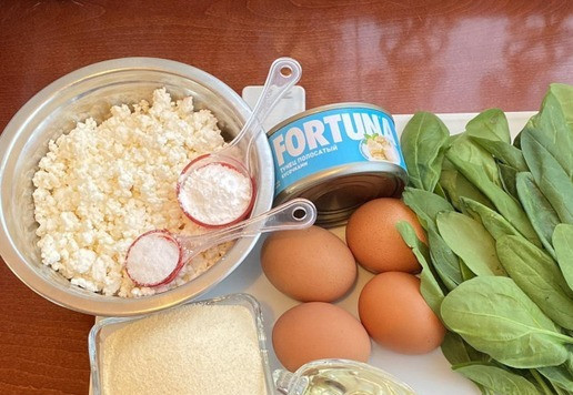 1. Этап. Закусочный шпинатный торт: В первую очередь приготовим шпинатный бисквит. Для этого подготовьте все необходимые ингредиенты.