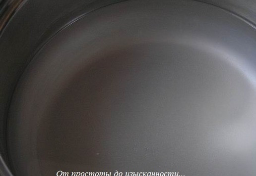 1. Этап. Десерт в блинчике Имбирь и шоколад: Если кого-то заинтересует какие именно блины используются в данном рецепте, то это блинчики по рецепту моей бабушки, напишу рецепт здесь. Вскипятите 0,5 л воды, сразу всыпьте 0,5 ч. л. соды, она должна возмущенно зашипеть. Затем добавьте 1/3 ч. л. соли и 1 ст. л. сахара, размешайте.