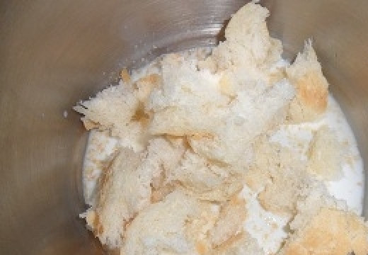 1. Этап. Котлеты с грибами и сыром: 3. Белый хлеб кладем в молоко и оставляем на 10 минут, чтобы он размок.