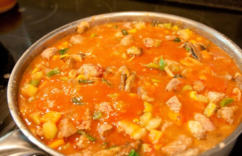 1. Этап. Подливка из тушенки: 8. Подлива готова! Посыпаем зеленью и подаем к столу. Приятного аппетита!