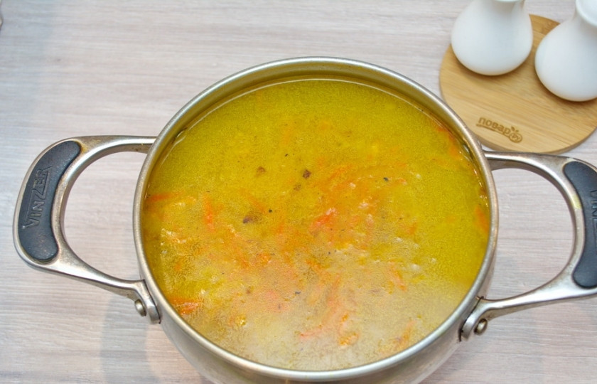 1. Этап. Суп с фасолью и лапшой: В бульон добавьте зажарку. Хорошо перемешайте. Выдавите через пресс несколько зубчиков чеснока. Посолите и поперчите по вкусу. Можно добавить и других специй на ваш усмотрение. Доведите суп до готовности, а затем выключайте его.