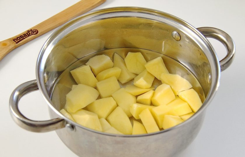 1. Этап. Балкарские хычины: Картофель нарежьте, залейте водой и отварите до готовности.