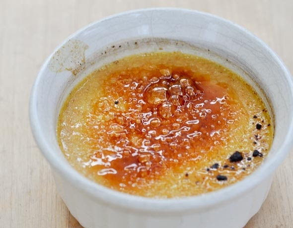 1. Этап. Крем-брюле: При помощи горелки обожгите сахар, чтобы десерт покрылся карамельной корочкой. Пока карамель теплая, подавайте десерт к столу.