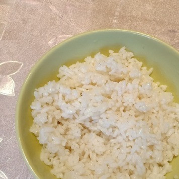 1. Этап. Салат Диана: Рис выложить в отдельную посуду и полить маслом из консервов на свой вкус.