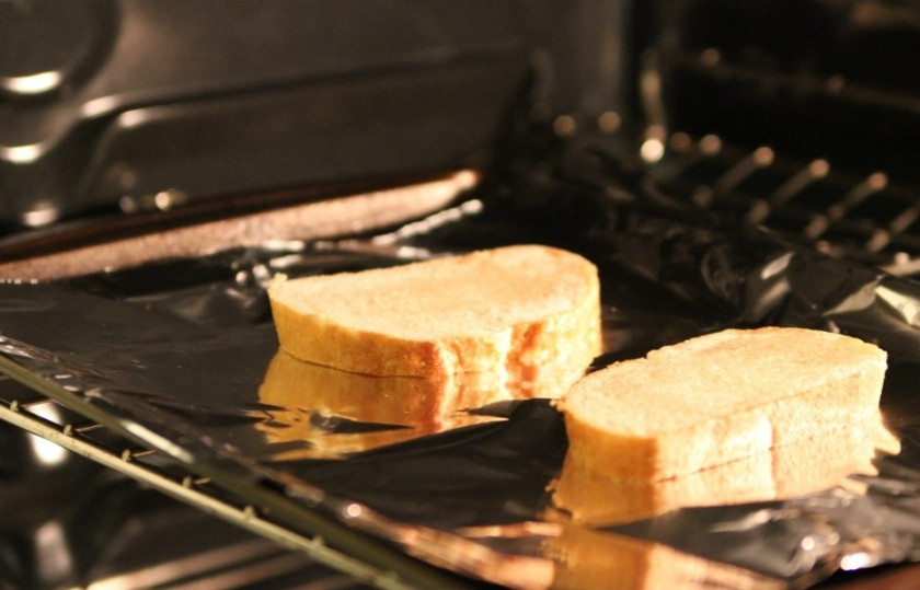 1. Этап. Брускетта с помидорами: 6. Ломтики багета поместите в духовку на 10 мин.