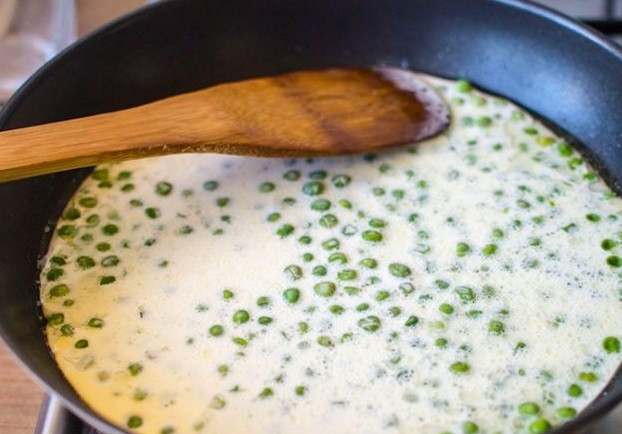 1. Этап. Куриные шарики в сливочном соусе с зеленым горошком: 6. Влейте сливки, добавьте соль и специи. Доведите до кипения.