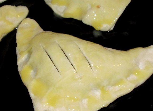 1. Этап. Слоеные пирожки с мясом: Каждый пирожок смазываем яичным желтком. Делаем сверху пару небольших надрезов, чтобы выходил пар. Запекать в духовке 15 -20 минут, температура 180 градусов. До румяной корочки.