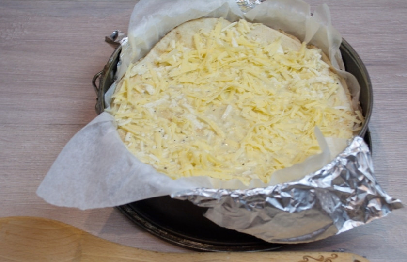 1. Этап. Ачма ленивая из лаваша: 7. На лист лаваша выложите 3-4 ст. ложки начинки. Распределите по лавашу и сырную начинку, накройте новым листиком лаваша, снова выложите сырную начинку. Действуем по принципу, как мы делаем тортик с коржами и кремом. Последним слоем должен быть сырный.