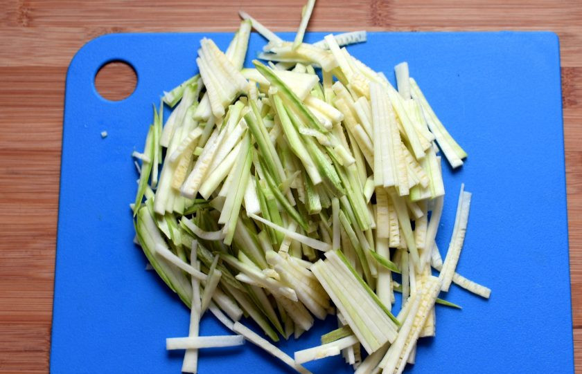 1. Этап. Суп с сельдереем и кабачком «Вести с полей»: Кабачок нашинкуйте тонкой соломкой на манер лапши.