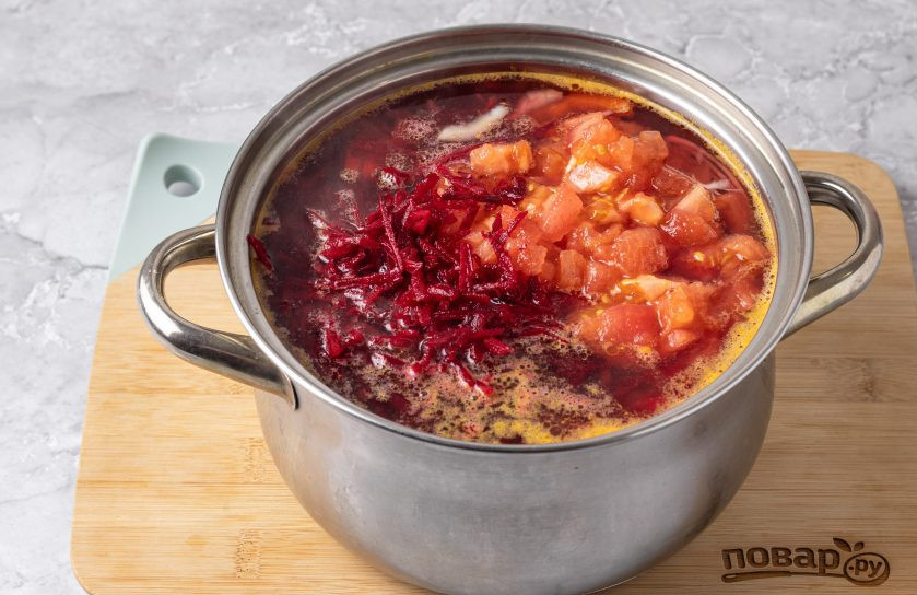 1. Этап. Борщ без мяса без зажарки со свеклой: Добавьте в кастрюлю свеклу и помидоры, паприку, сахар и щепотку орегано. Все перемешайте и варите еще 15-20 минут.