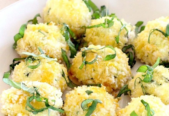 1. Этап. Закуски к вину: 3. Запекайте сырные шарики минут 10-12 до румяности. После дайте им минут 5 остыть. Перед подачей полейте оставшимся медом и присыпьте базиликом. Приятного аппетита!