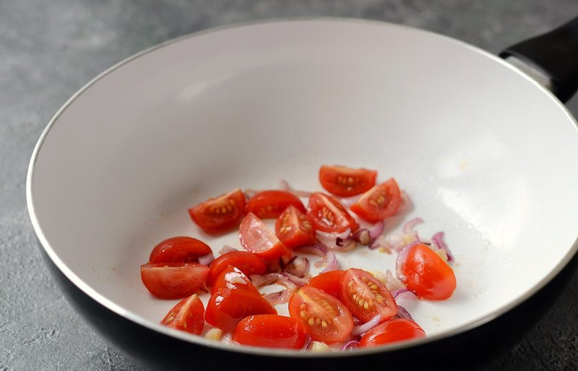 1. Этап. Овсяная каша с помидорами и сыром: Помидоры обжарьте с луком и чесноком на сковороде до мягкости.