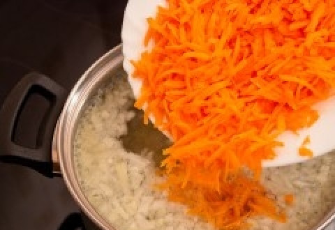 1. Этап. Суп из консервированной горбуши: Ну и марковка, само собой.