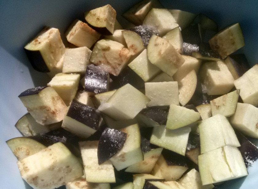 1. Этап. Аджаб сандал: Баклажаны необходимо нарезать средними кубиками. Посыпьте их солью и отставьте на 20 минут, чтобы баклажаны пустили сок. Затем промываем их и отжимаем.