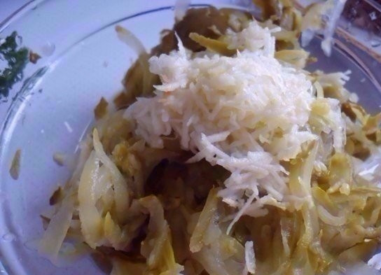 1. Этап. Салат с говядиной, огурцом и яйцом: Отварите яйца. Натрите яйца и огурцы на крупной терке. Чеснок пропустите через чеснокодавку. Смешайте огурцы и чеснок. Тертые яйца поместите отдельно.