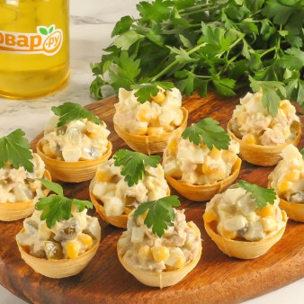 Салат с тунцом и кукурузой в тарталетках