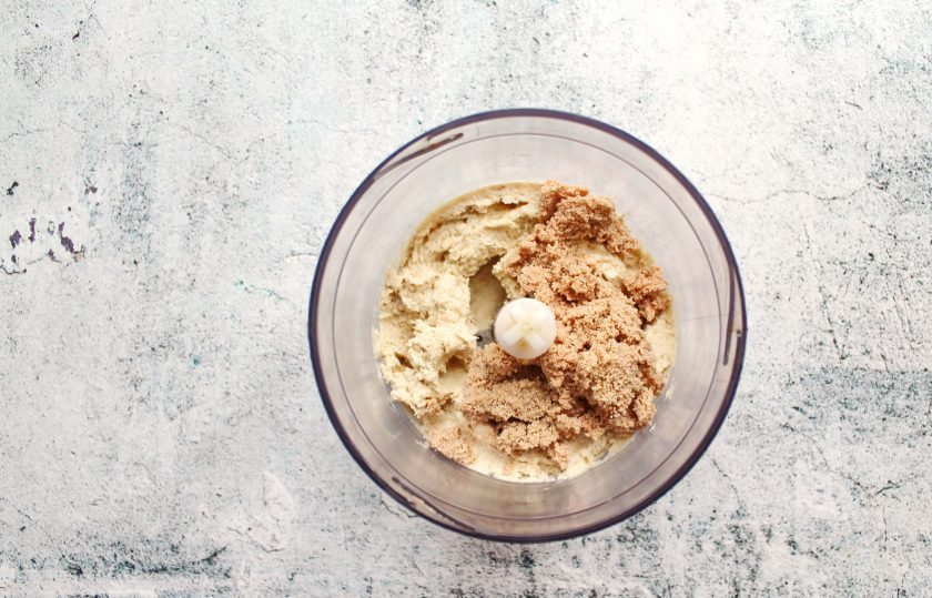 1. Этап. Паста-намазка из рыбы и икры: Пробейте все блендером до однородной массы. Влейте к массе лимонный сок, немного посолите и добавьте рыбную икру, у меня икра трески. Все еще раз пробейте до однородности. Подавайте пасту-намазку на поджаренном хлебе или багете.