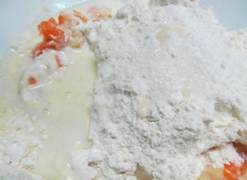 1. Этап. Пирожки со свеклой: К овощам с яйцом добавьте кефир, растительное масло, муку, соль, сахар и соду.