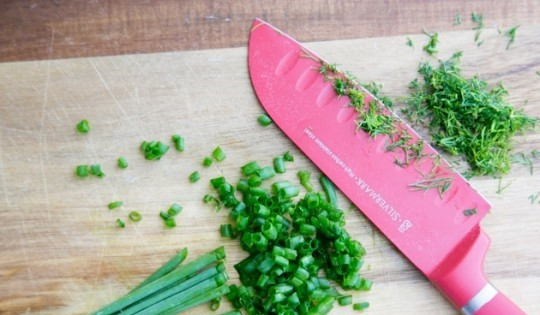 1. Этап. Салат с креветками и огурцами: Порезать зелень.